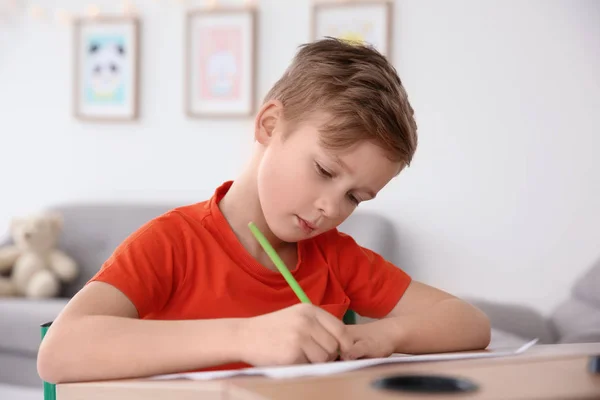 Kleiner Junge Mit Autistischer Störung Zeichnet Hause — Stockfoto