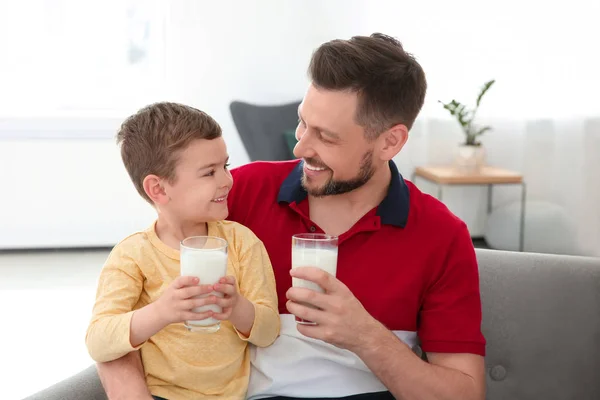 Padre Figlio Con Bicchieri Latte Soggiorno — Foto Stock