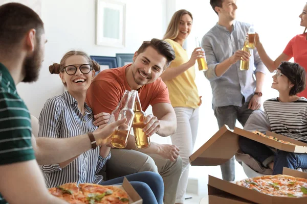 Jovens Divertindo Festa Com Deliciosa Pizza Dentro Casa — Fotografia de Stock