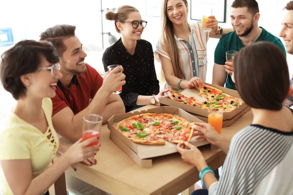 Les Jeunes Amusent Avec Une Délicieuse Pizza Intérieur — Photo