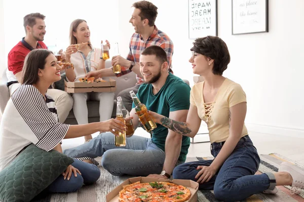 Jonge Mensen Plezier Partij Met Heerlijke Pizza Binnenshuis — Stockfoto