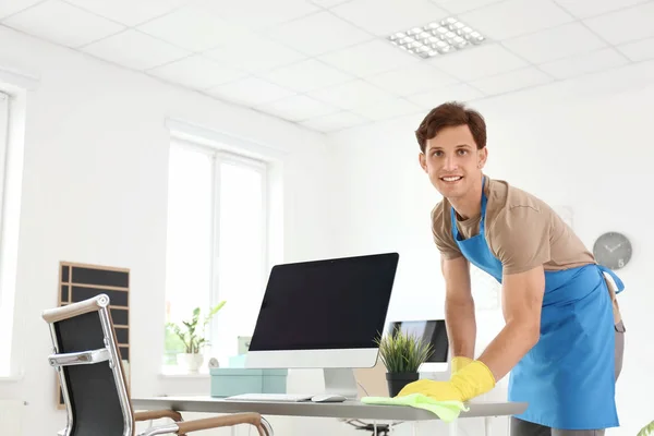 Junger Mann Schürze Und Handschuhen Putzt Büro — Stockfoto