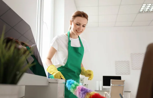 エプロンと手袋を清掃事務所の若い女性 — ストック写真