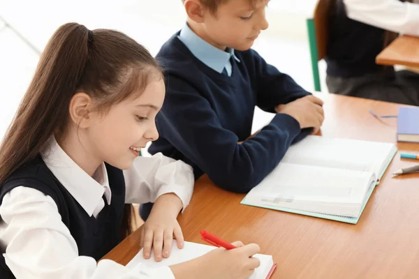 Niños Pequeños Aula Elegante Uniforme Escolar — Foto de Stock