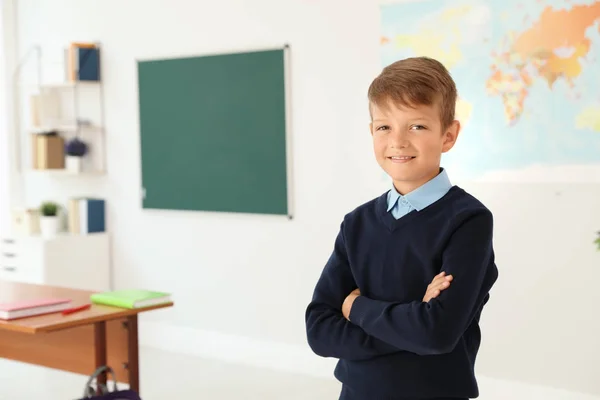 Маленький Хлопчик Класі Стильна Шкільна Форма — стокове фото