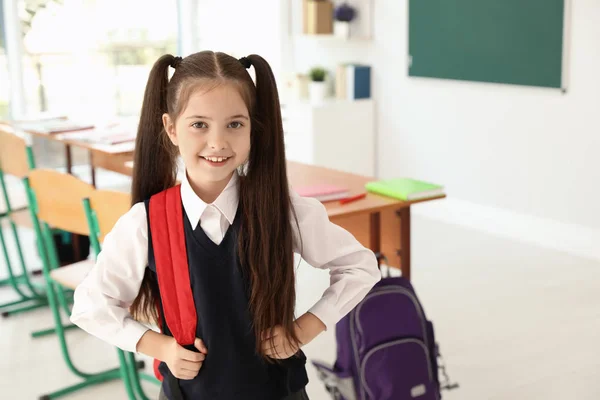 Menina Sala Aula Uniforme Escolar Elegante — Fotografia de Stock