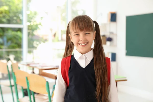 Kislány Osztályteremben Elegáns Iskola Egységes — Stock Fotó