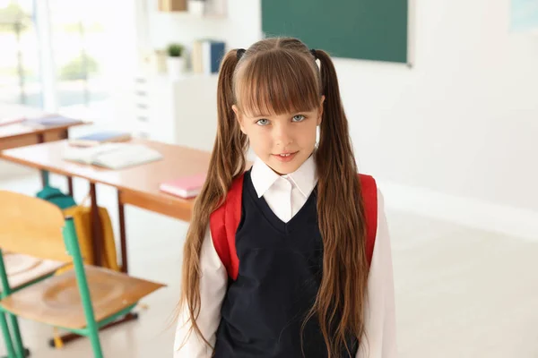 Menina Sala Aula Uniforme Escolar Elegante — Fotografia de Stock