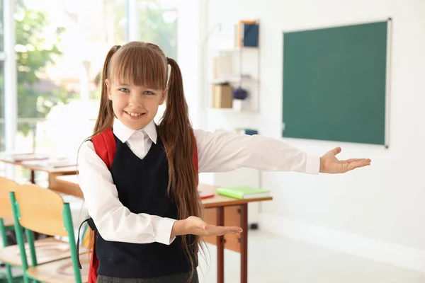 Menina Sala Aula Uniforme Escolar Elegante — Fotografia de Stock