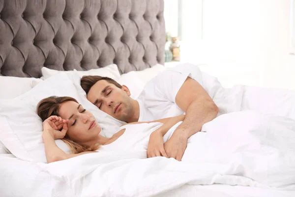 Pareja Joven Durmiendo Almohadas Suaves Cama Casa — Foto de Stock