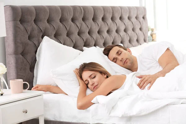 Jeune Couple Dormant Sur Des Oreillers Doux Dans Lit Maison — Photo