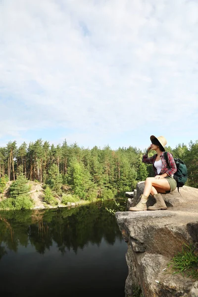 Mujer Joven Roca Cerca Del Lago Bosque Temporada Camping — Foto de Stock