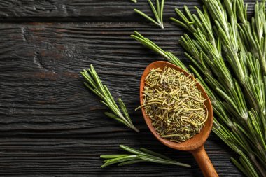 Kaşığı kurutulmuş biberiye ve ahşap masa, üstten görünüm üzerinde twigs ile