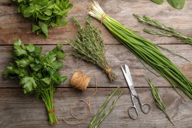 Ahşap masa, üstten görünüm üzerinde farklı taze otlar