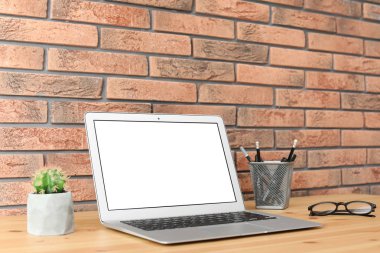 Modern dizüstü duvara karşı masada. Metin için yer ile alay et