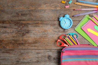 Ahşap arka plan, düz tasarım alanı olan farklı okul kırtasiye yatıyordu
