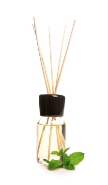 Aromatik reed hava temizleyici ve beyaz zemin üzerine nane