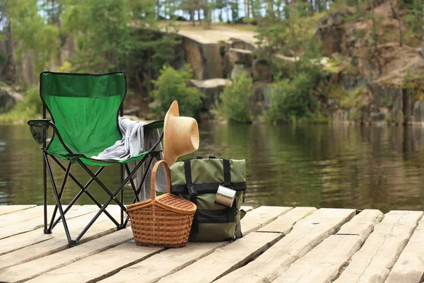 Campingausrüstung Auf Holzsteg Der Nähe Des Sees — Stockfoto