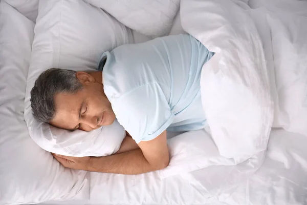 Homem Dormindo Travesseiro Confortável Cama Casa Vista Superior — Fotografia de Stock
