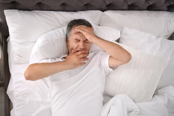 Homem Bocejando Depois Dormir Travesseiro Confortável Cama Casa — Fotografia de Stock