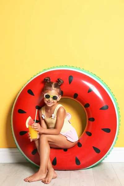 Linda Niña Con Anillo Inflable Vaso Cóctel Cerca Pared Color — Foto de Stock