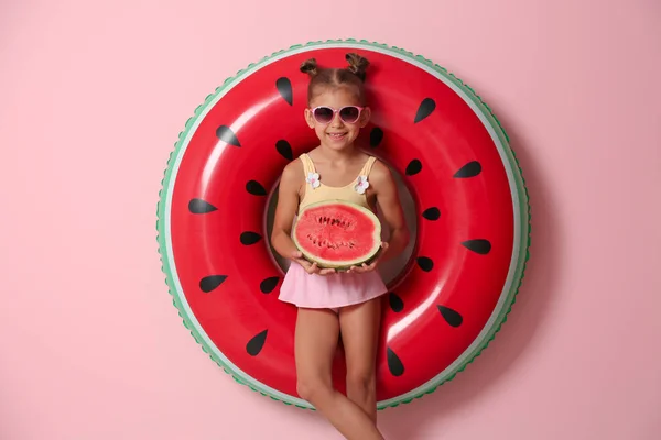 Söt Liten Flicka Med Uppblåsbar Ring Och Vattenmelon Färgbakgrund — Stockfoto