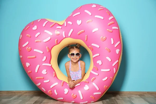 Linda Niña Con Corazón Inflable Cerca Pared Color — Foto de Stock