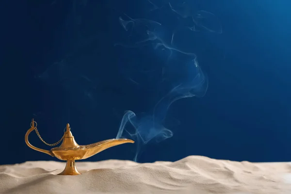 Aladdin Lamp Van Wensen Zand Tegen Donkere Achtergrond — Stockfoto