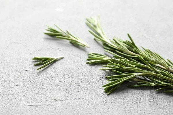 Färsk Rosmarin Kvistar Grå Bord Närbild — Stockfoto