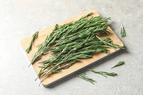 Holzbrett Mit Frischem Rosmarin Auf Dem Tisch — Stockfoto