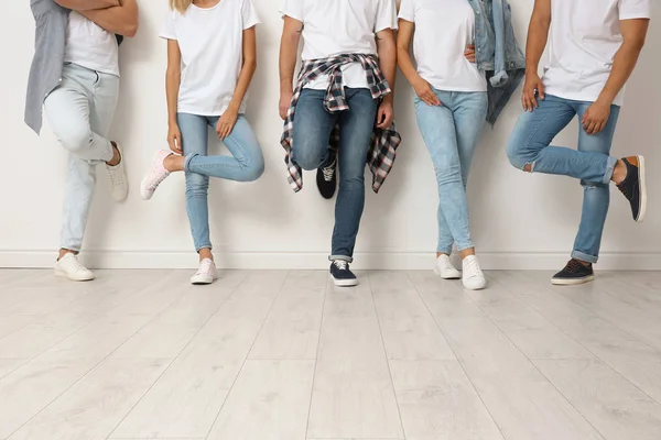 Grupo Jóvenes Jeans Cerca Pared Luz — Foto de Stock