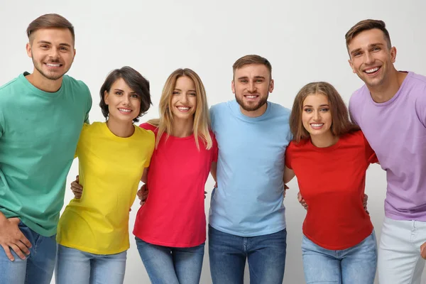 Grupo Jóvenes Abrazándose Unos Otros Sobre Fondo Claro Concepto Unidad —  Fotos de Stock