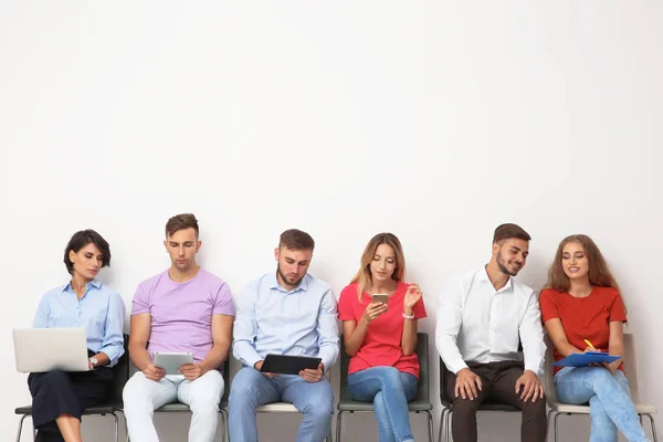 Grupo Jóvenes Espera Entrevista Trabajo Cerca Pared Luz —  Fotos de Stock