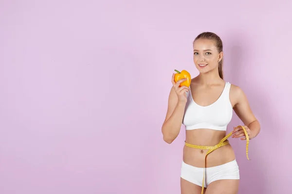 Mujer Joven Con Pimienta Cinta Métrica Sobre Fondo Color Dieta —  Fotos de Stock