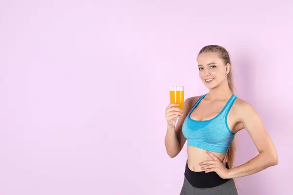 Mujer Joven Con Vaso Jugo Sobre Fondo Color Dieta Saludable — Foto de Stock