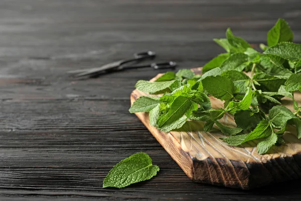 Fresh Mint Wooden Board Closeup — Stock Photo, Image