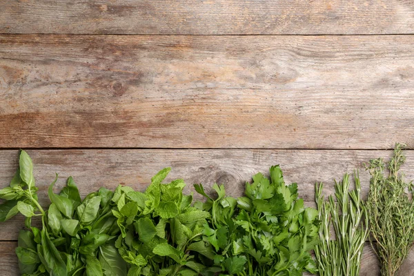 Verschillende Verse Kruiden Houten Tafel Bovenaanzicht — Stockfoto