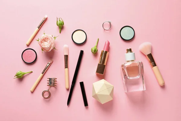 Composición Plana Con Productos Para Maquillaje Decorativo Sobre Fondo Rosa — Foto de Stock