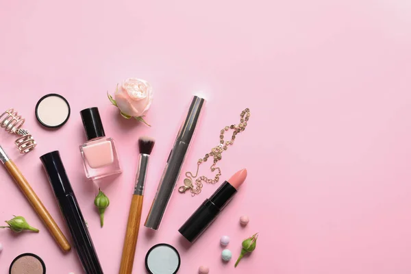 Flache Zusammensetzung Mit Produkten Für Dekoratives Make Auf Pastellrosa Hintergrund — Stockfoto