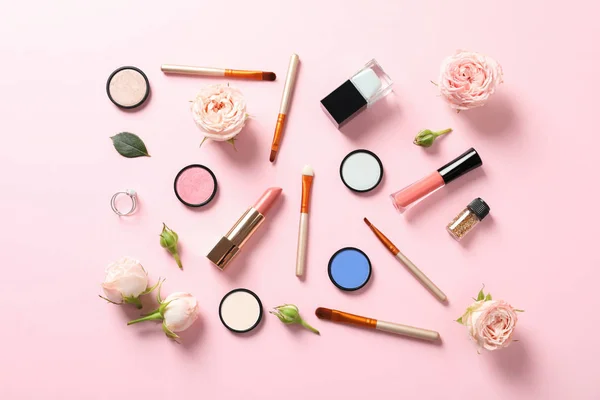 Composición Plana Con Productos Para Maquillaje Decorativo Sobre Fondo Rosa — Foto de Stock