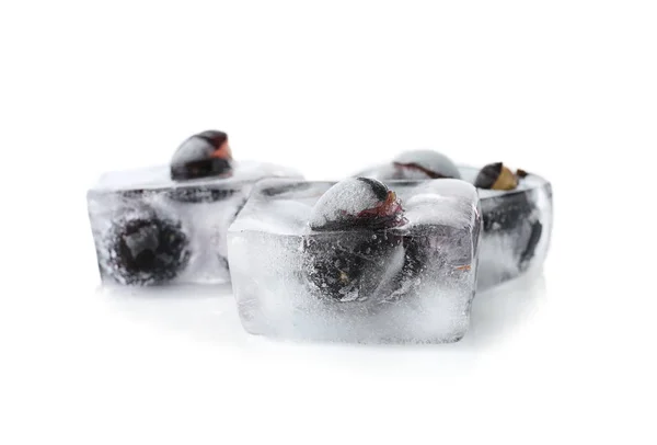 Свіжі Ягоди Заморожені Кубиках Льоду Білому Тлі — стокове фото