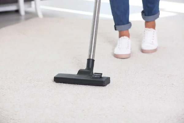 Alfombra Limpieza Mujer Con Aspiradora Primer Plano — Foto de Stock