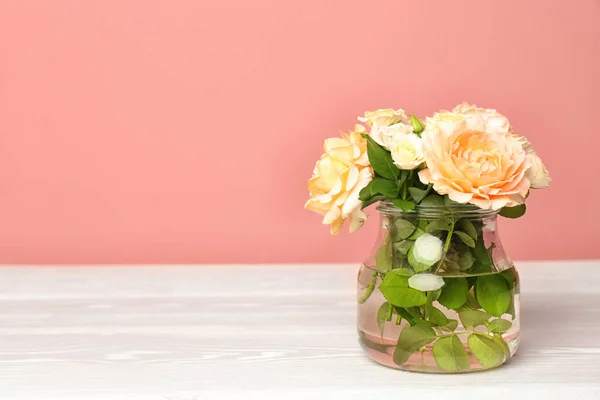 Váza Kvetoucí Květiny Stole Doma — Stock fotografie