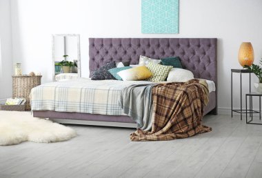 Geniş ve rahat yataklı zarif bir oda.