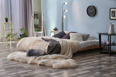 Modern oda iç büyük rahat yatak