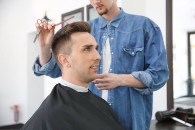 Profesyonel kuaför müşteri Kuaför Salon ile çalışma. Hippi moda