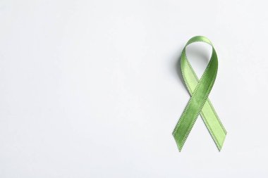 Şerit beyaz zemin üzerine yeşil, görünümü top. Kanseri bilinçlendirme