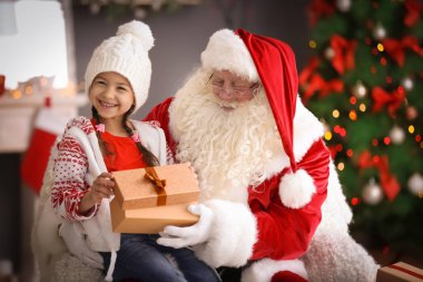 Hediye kutusu kapalı otantik Noel baba nın kucağına oturan küçük kızla