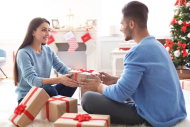 Noel hediye ile Evde Genç çift