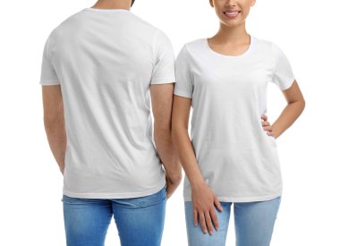 Beyaz arka plan üzerinde genç çift t-shirtler içinde. Mockup tasarım için